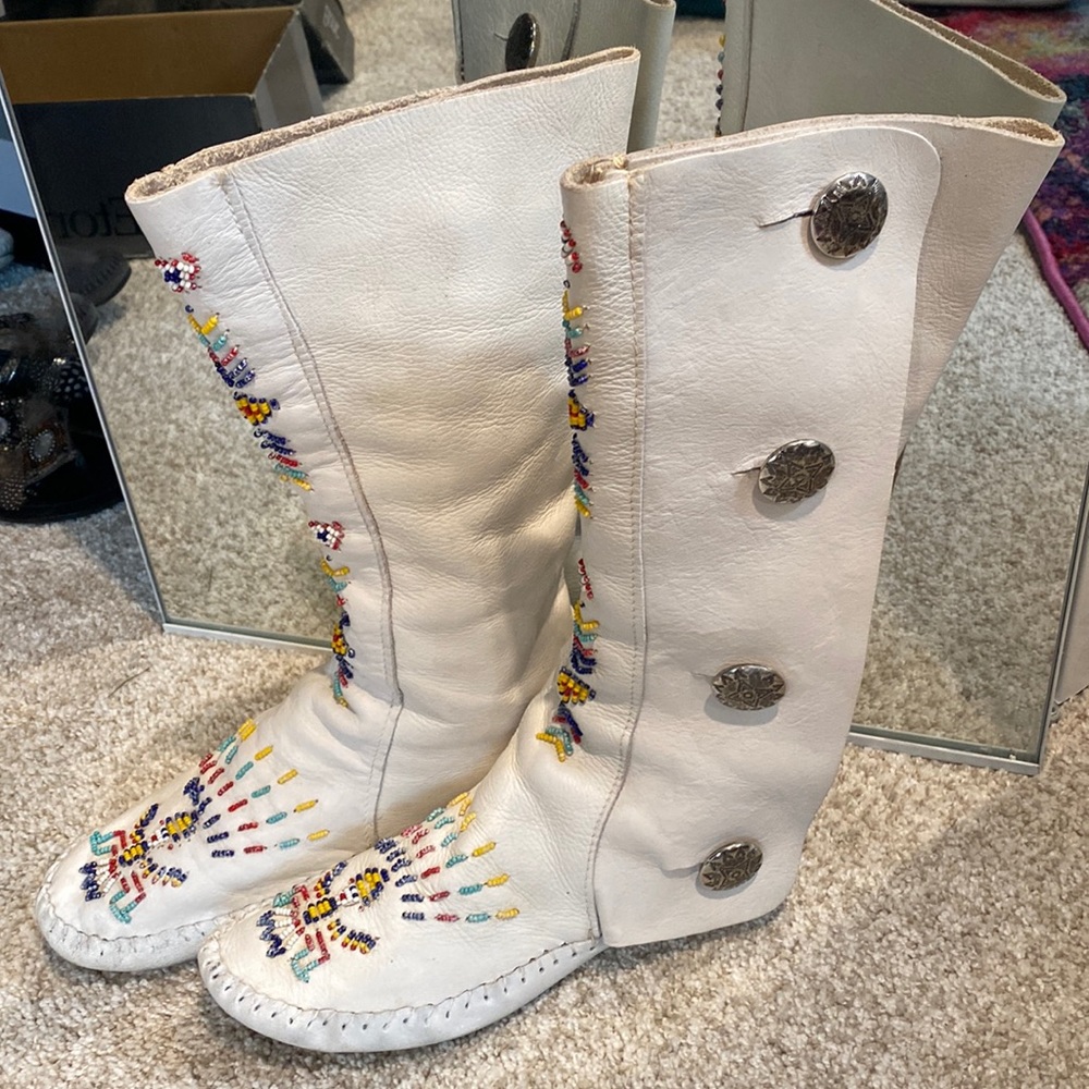 1970s Authentic Taos Moccasin Boots Womens Approx Size 7.5 Tall White Leather